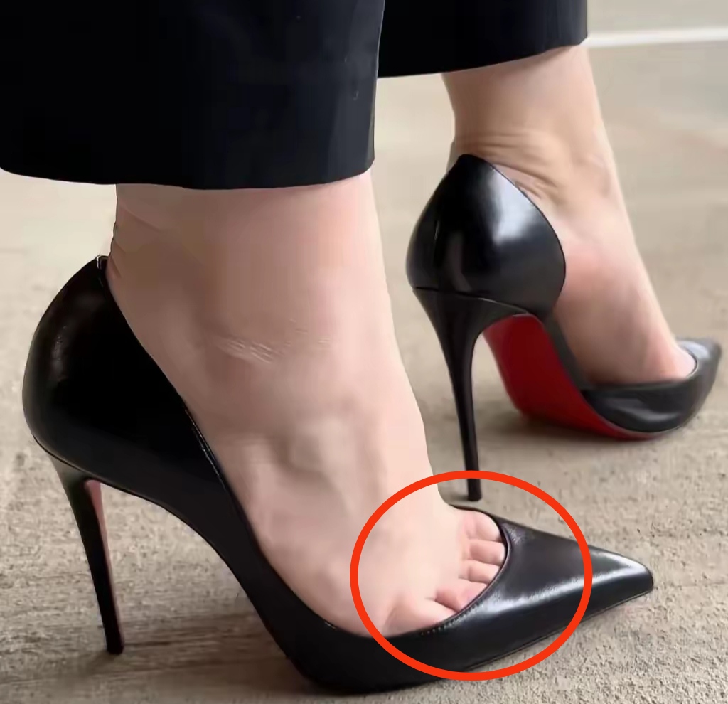 只是忽然想到一个问题,这鞋的鞋面那么短,脚穿进去后,一大半脚趾头还