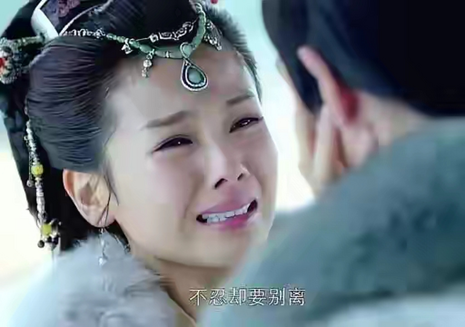 2014年,拍完《琅琊榜》中林殊和霓凰相认的戏后,胡歌双手合十,激动的