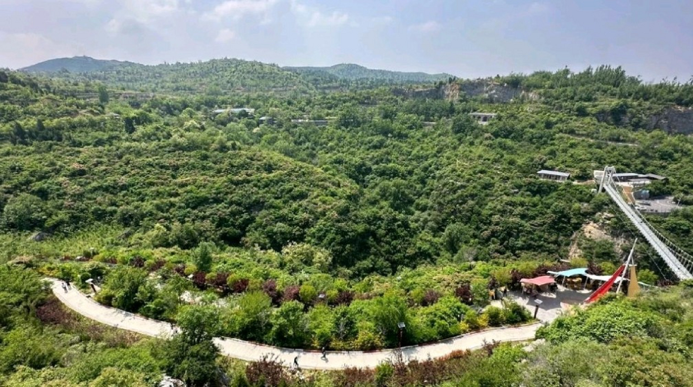 巩义的长寿山景区历经十年,发展的挺不错,位于巩义市竹林镇,十年前的