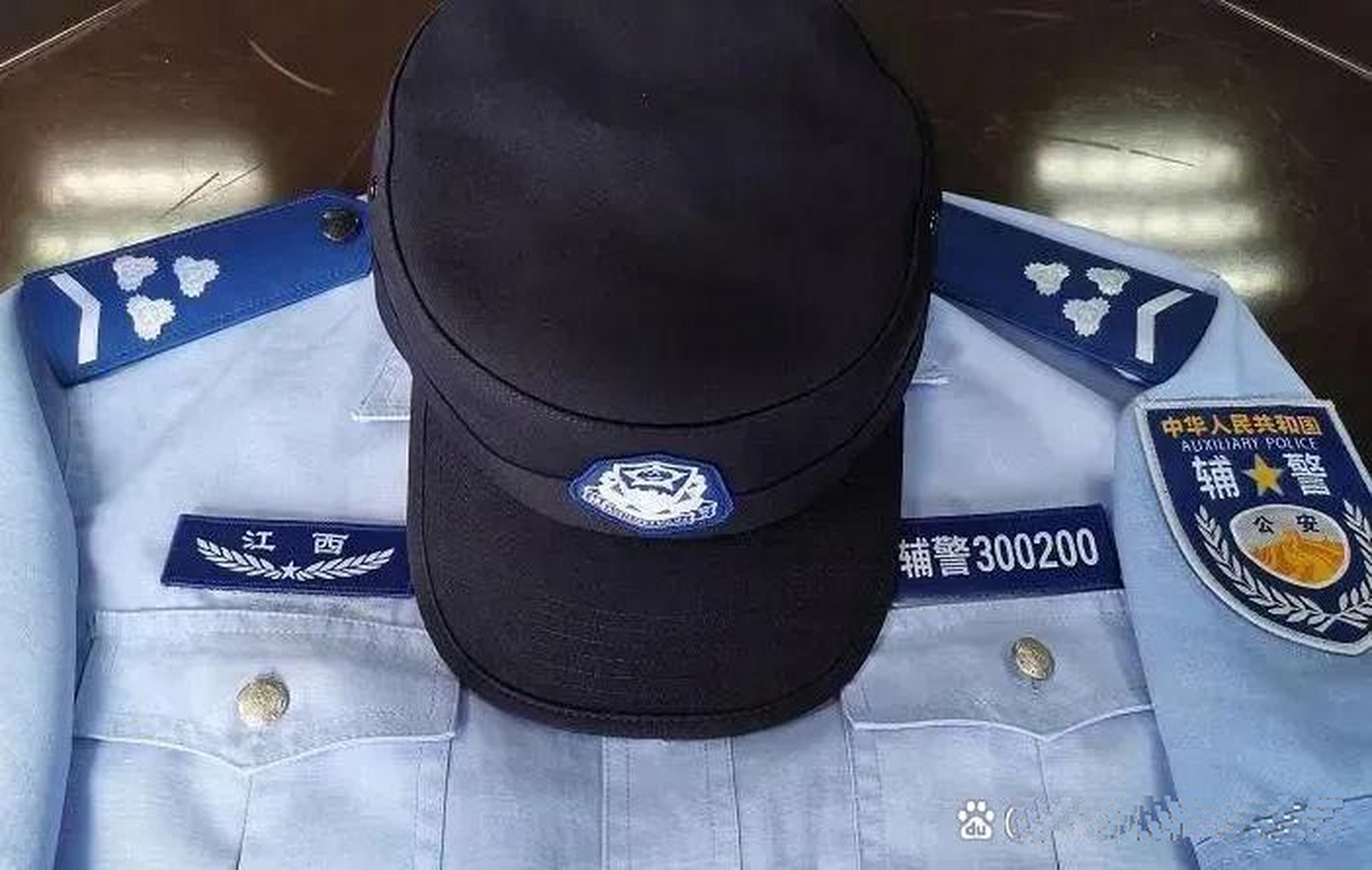 改革后的辅警警服,真是太帅了!参照民警警衔标识,肩章带星.
