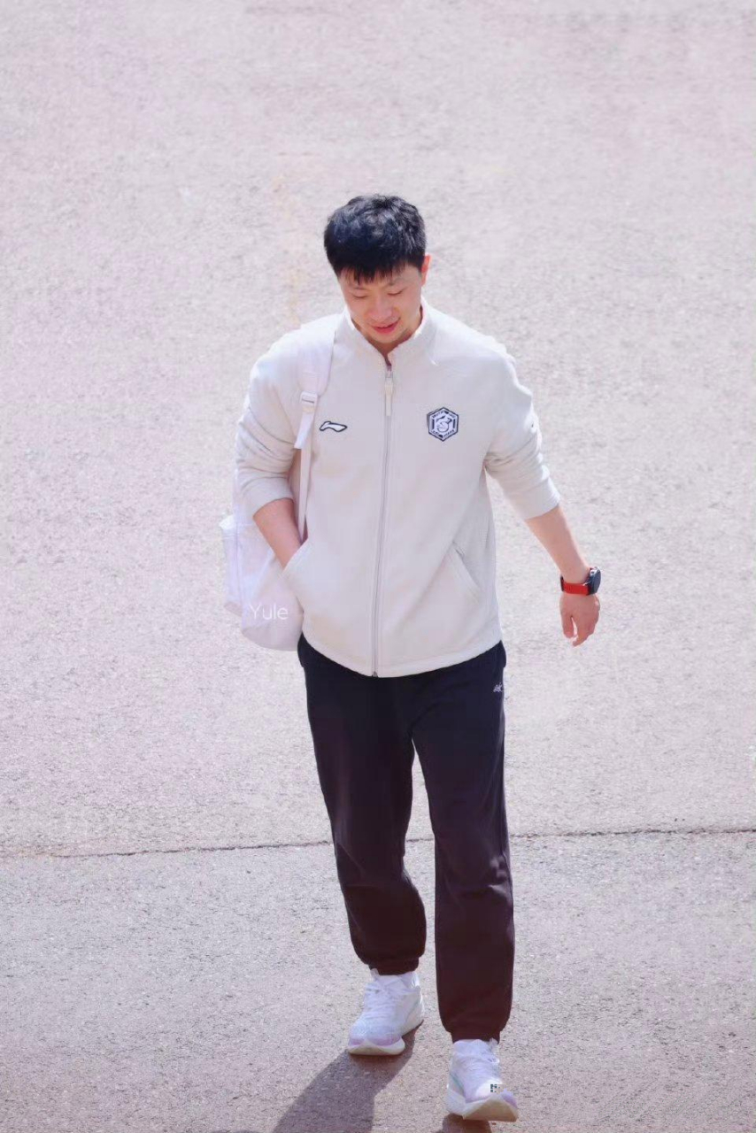 龙队这九组照片很应景:阳光,自信,帅气逼人!