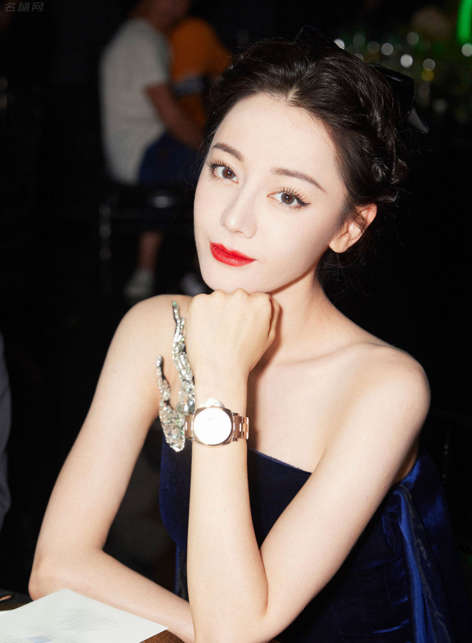 迪丽热巴的红毯高光时刻,她身着高开叉裙,展示出无瑕美肌和长腿,项圈