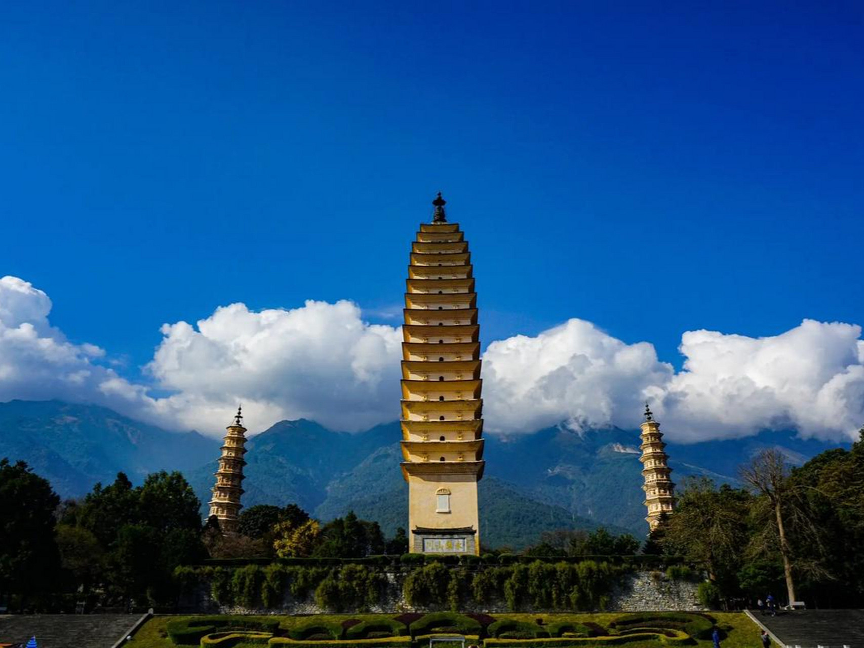 夏日闪光旅行家#三塔寺:这里是大理的标志性建筑之一,三塔巍然矗立