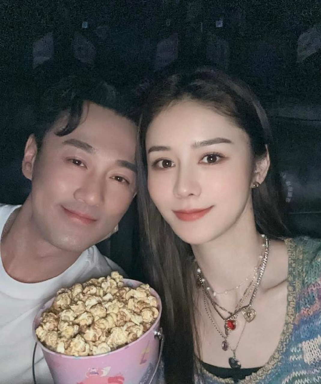 陪老婆吃饭看电影的林峯,当天的林峯身穿白色短袖搭配牛仔裤非常帅气