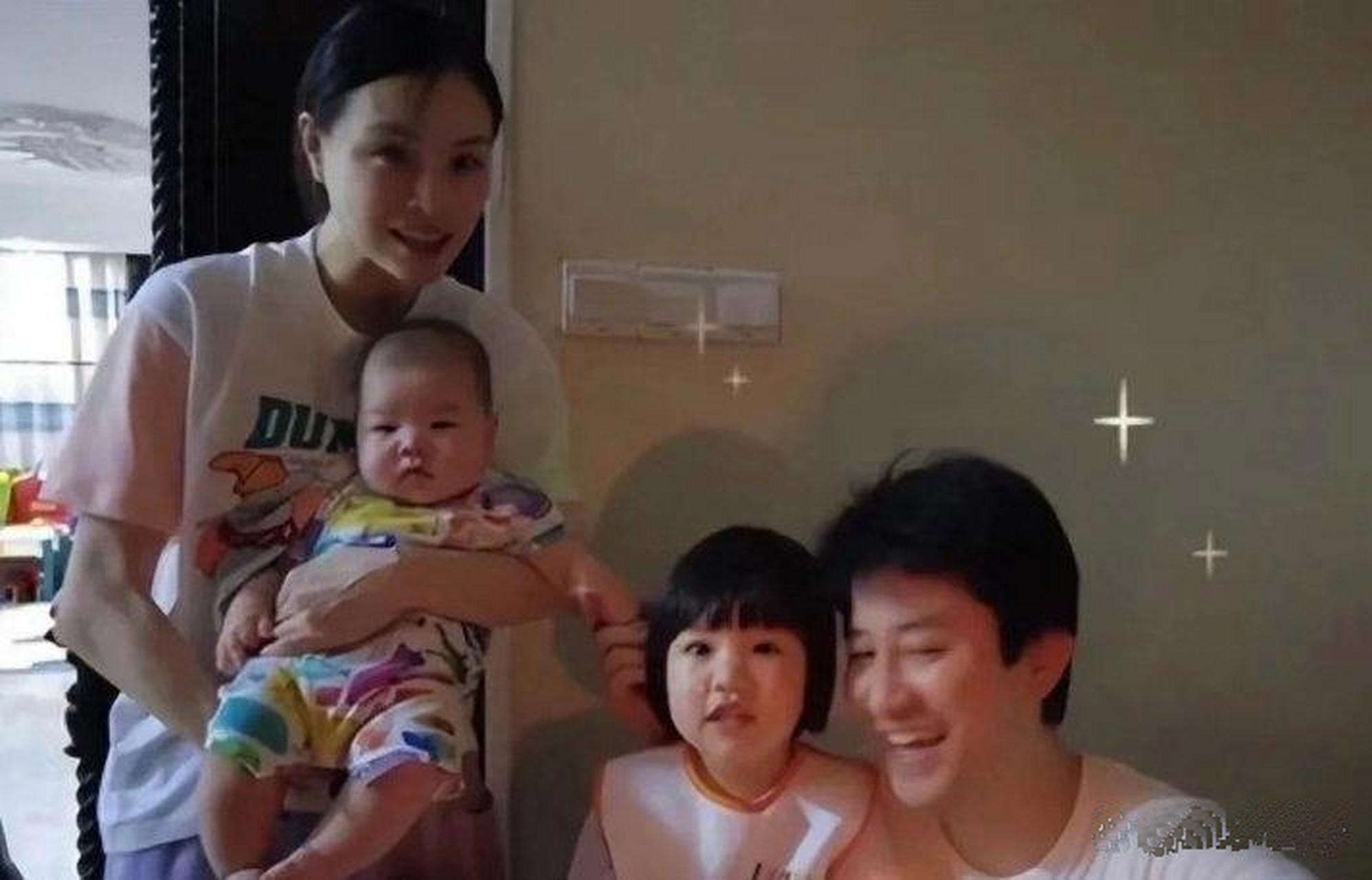 真心佩服吴敏霞,果断拒绝豪门,选择平淡无奇的生活,一家四口,其乐融融