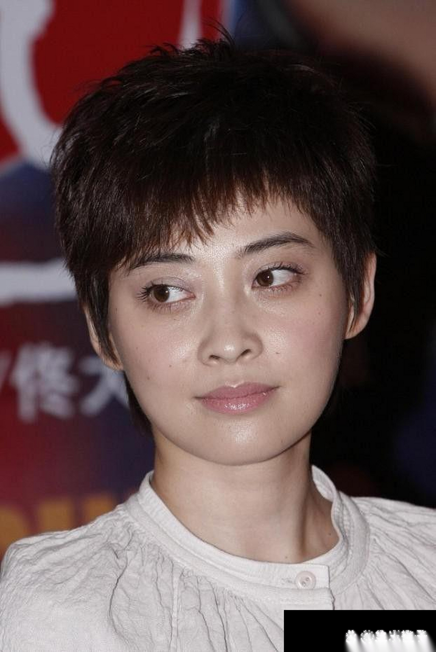 梅婷这颜值挺抗打的,没有医美痕迹,笑起来那么优雅从容,透着一股迷人