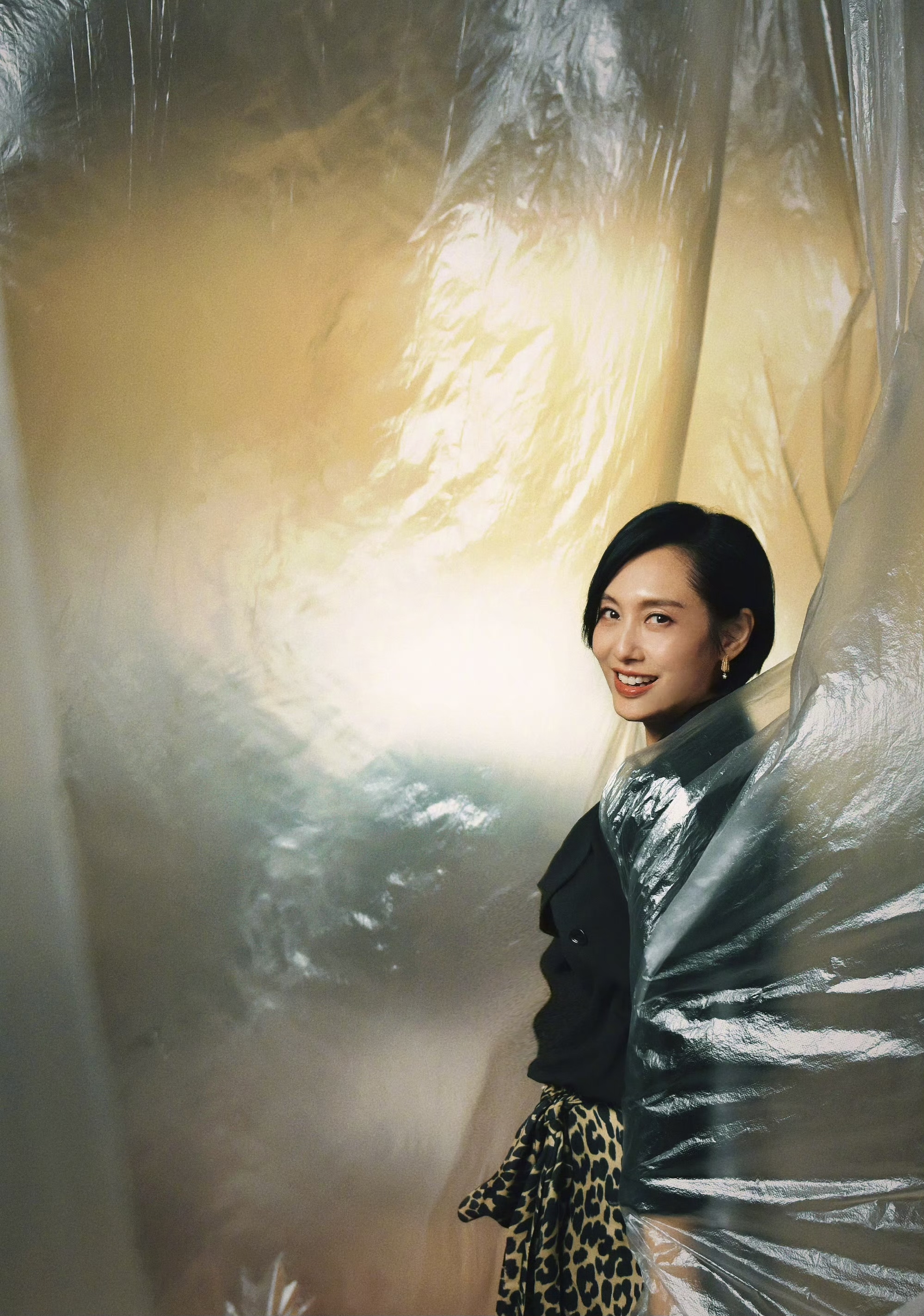 紫霞仙子朱茵现在用塑料布当背景,好唏嘘