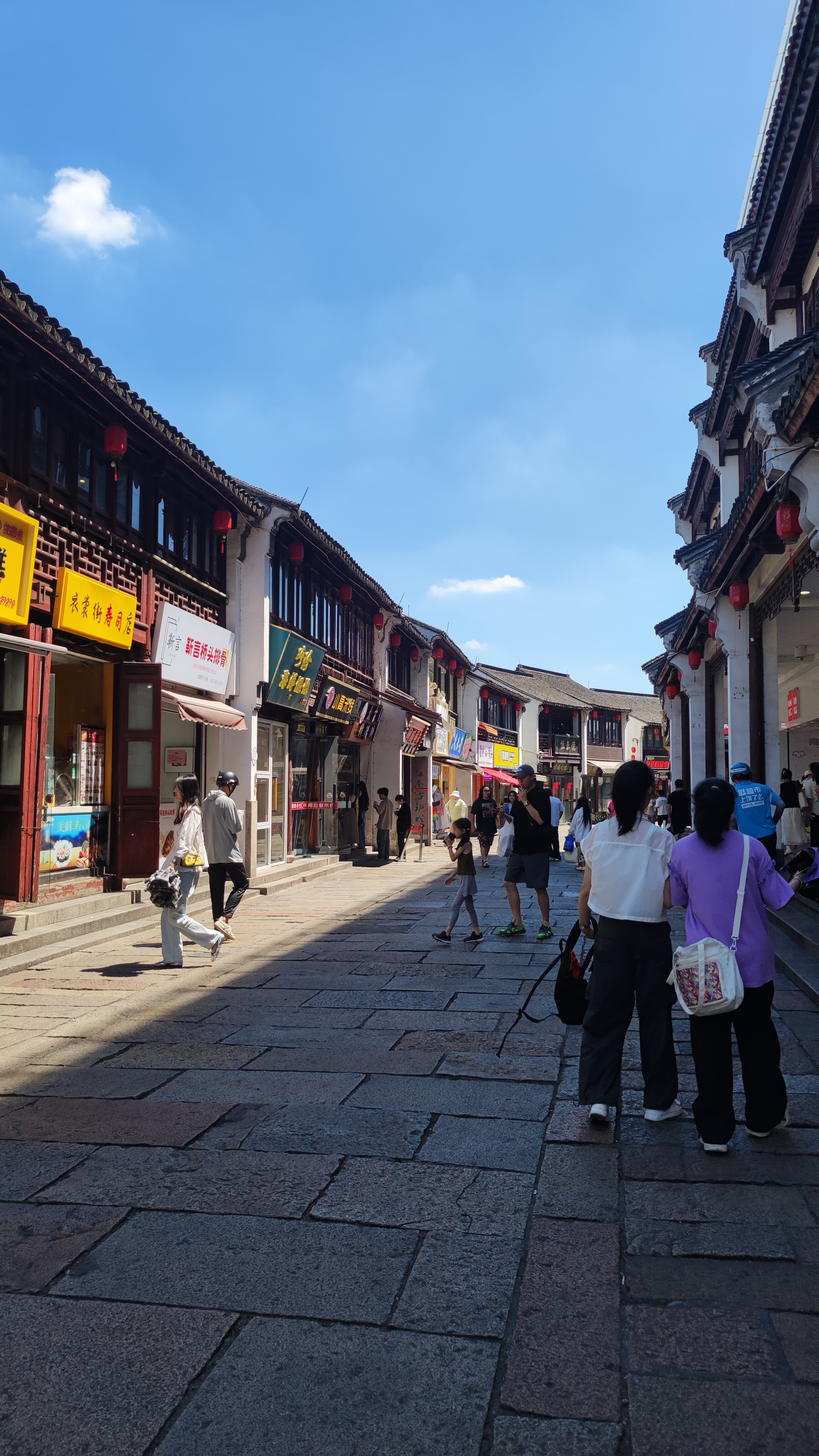 浙江湖州再次开启烧烤模式,看看高温天下网红打卡地——衣裳街.