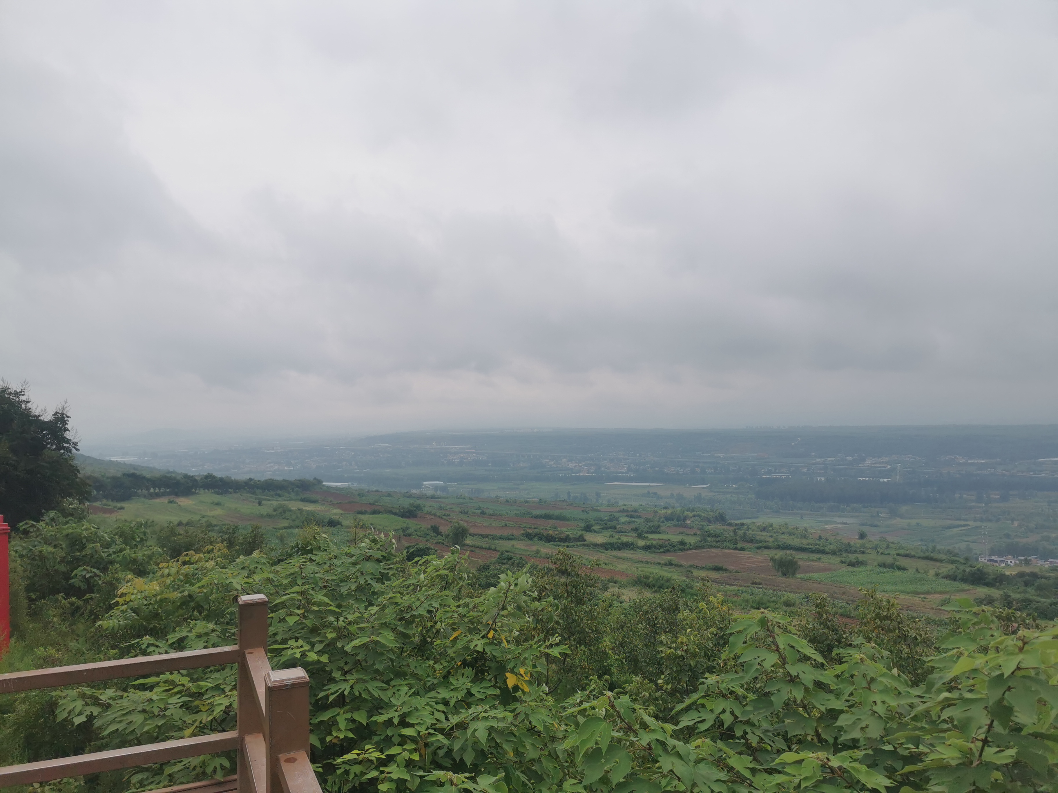 登高望远,心旷神怡,当你心情烦躁的时候,登高望远是一件很舒畅的事情!