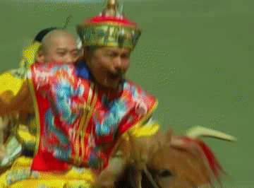 在同期播出的《还珠格格》中,苏有朋为观众奉献了许多精彩的骑马戏,而