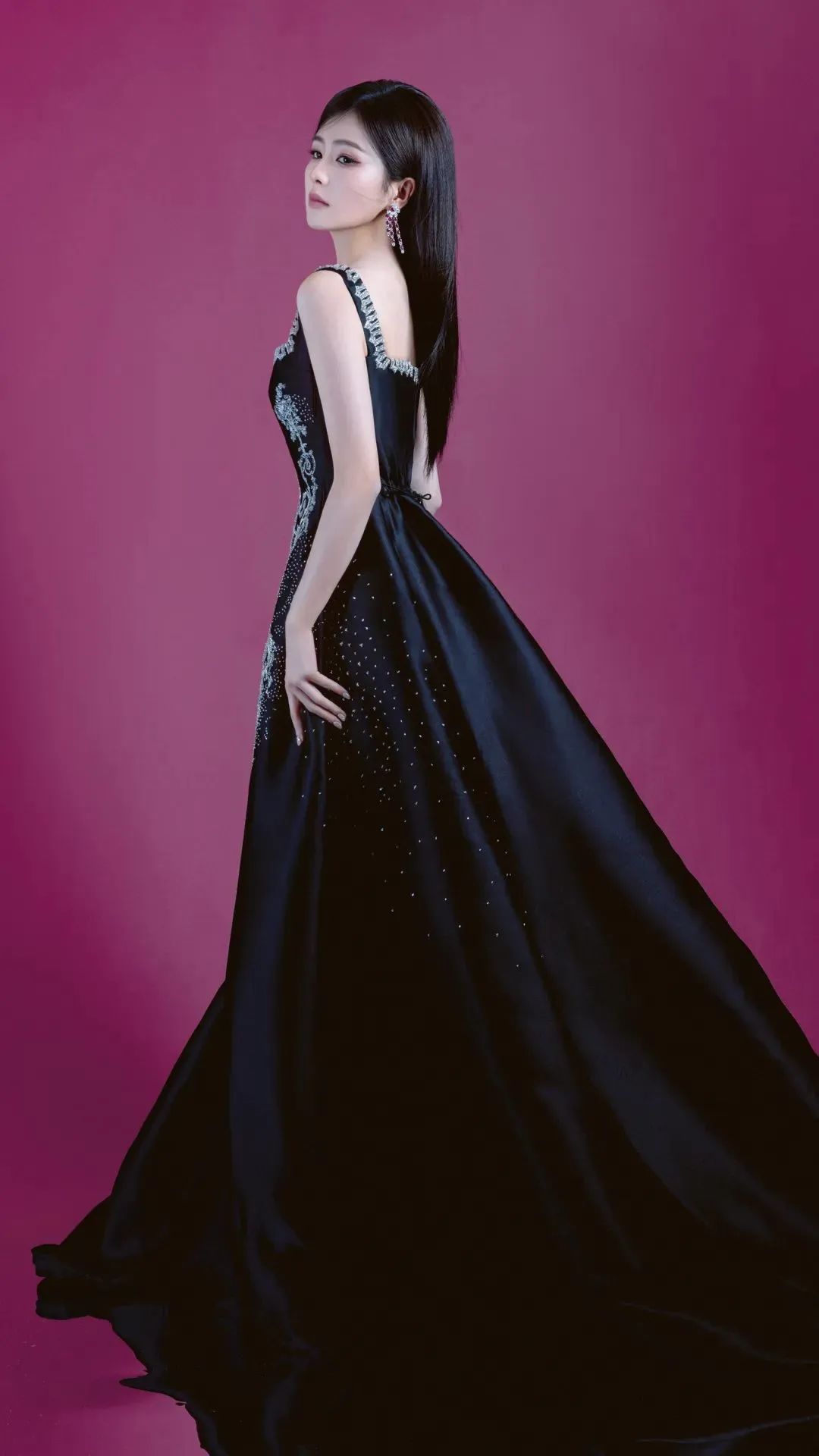 白鹿这造型真美!身穿一袭抹胸吊带黑裙,性感绝美优雅迷人