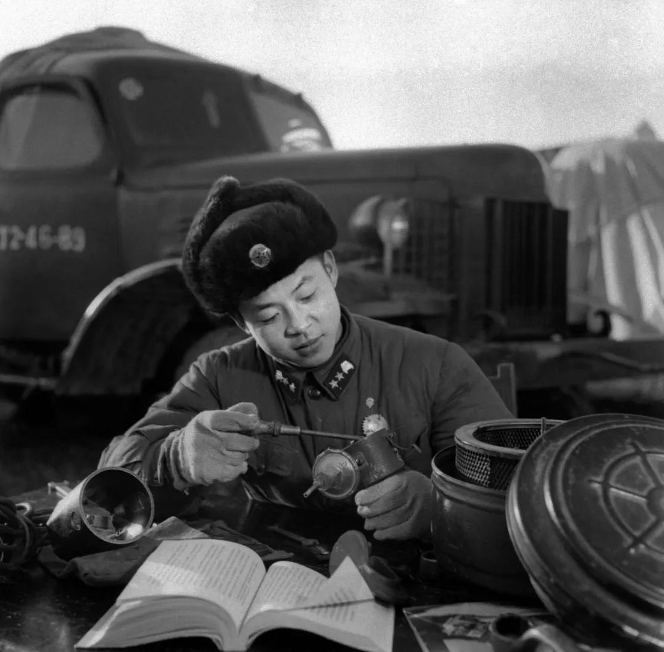 追寻先烈足迹辽宁在行动#  1960年12月,雷锋精益求精,刻苦钻研驾驶