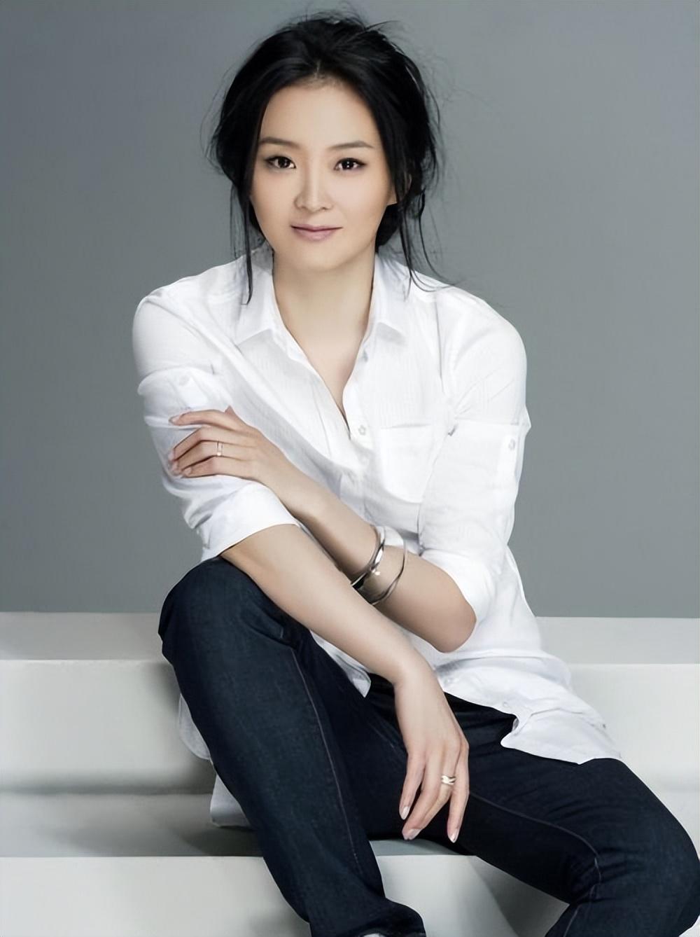 当红时退圈,伺候皇族婆婆洗脚,嫁入豪门23年的王艳真的幸福吗?