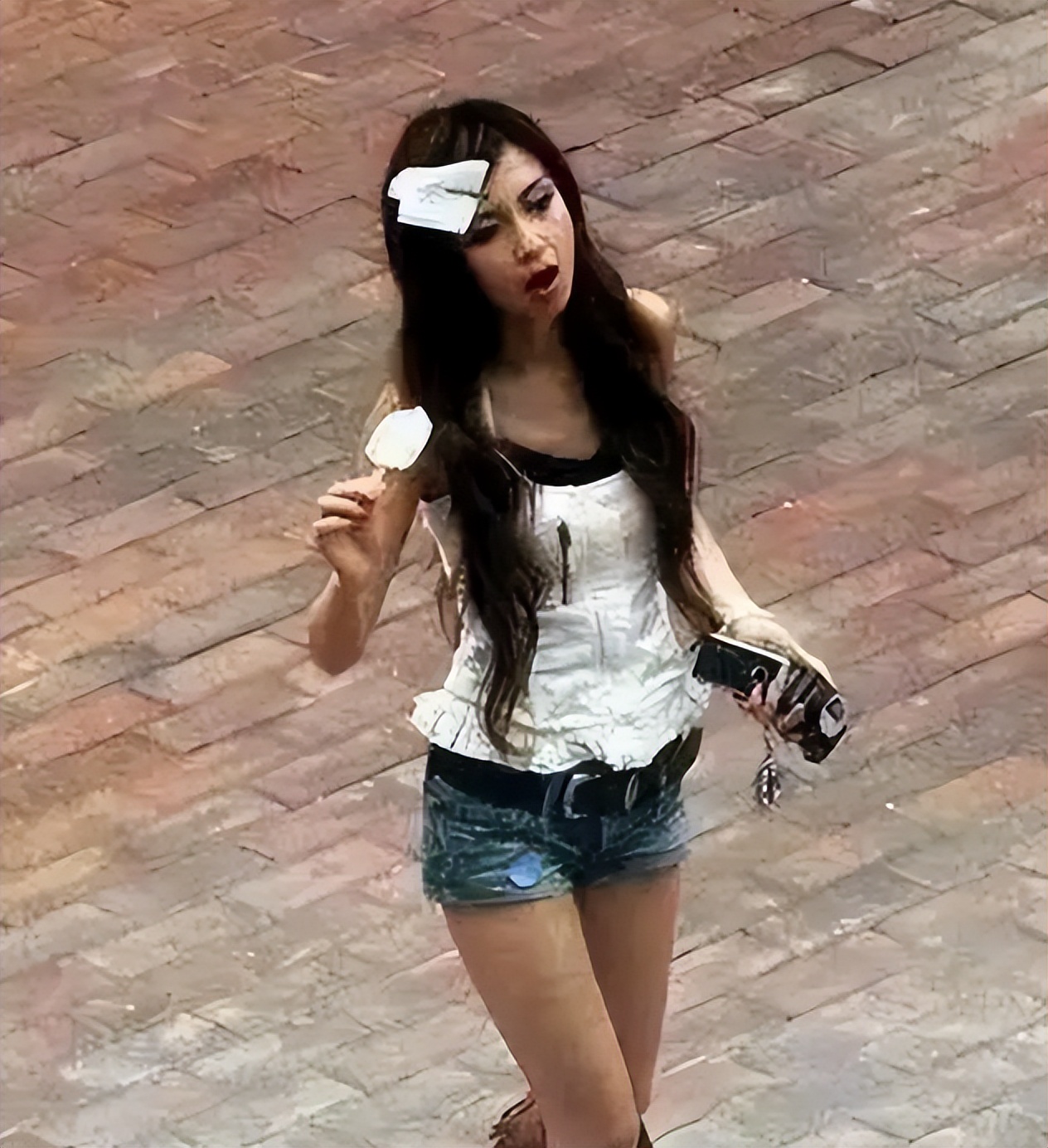 杨颖18岁在日本照片曝光,大口啃雪糕毫无形象,整容与否一看便知