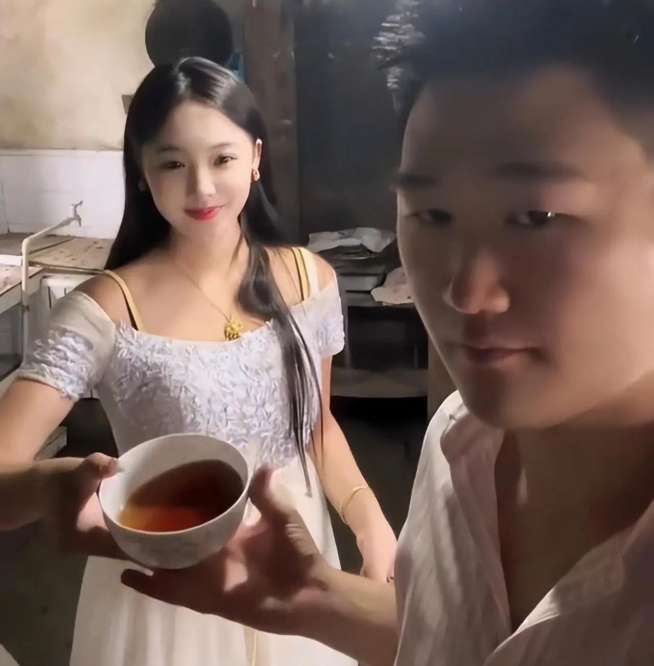 贵州:男子娶哑巴媳妇,一脸幽怨,女生颜值曝光,网友:知足吧!