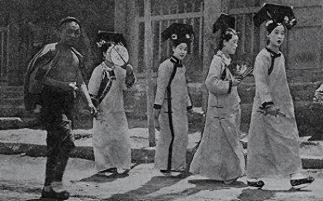 中国最后一位太监孙耀庭自述:晚上伺候娘娘时,鞋底必须藏苍耳