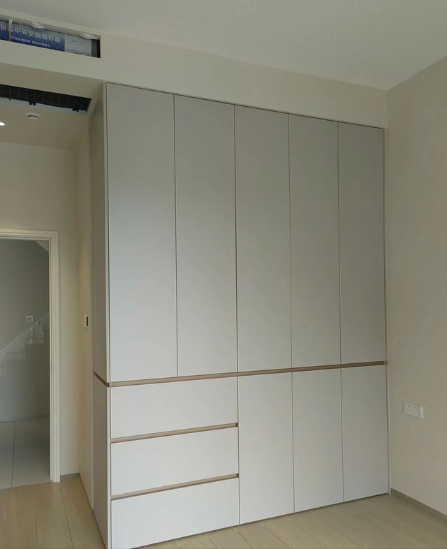 定制衣柜为啥颜值差距这么大?柜门布局是关键,别光盯着一门到顶