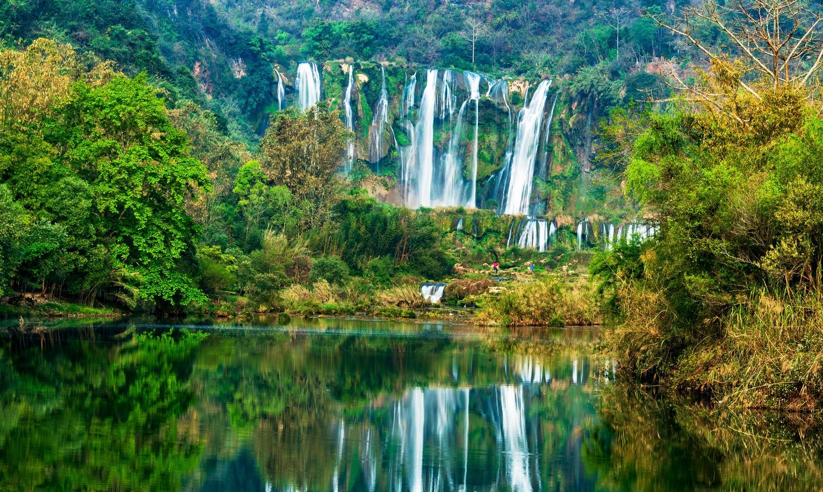 震撼视觉!黄山九龙瀑:600米银链直落,洗尽尘埃的心灵之旅!
