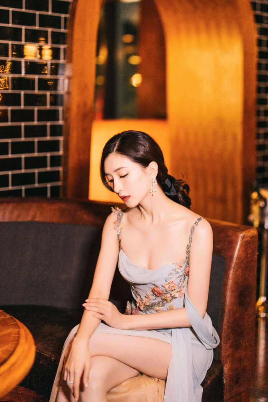 江疏影吊带裙写真,白皙香肩诱惑,纤细柳腰勾勒曼妙身姿,美腿纤直引人