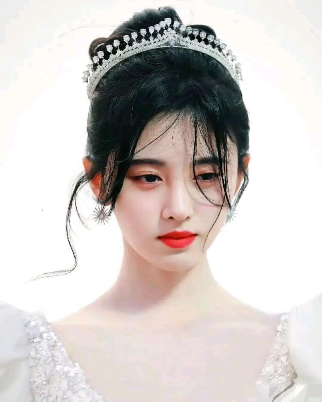鞠婧祎婚纱造型
