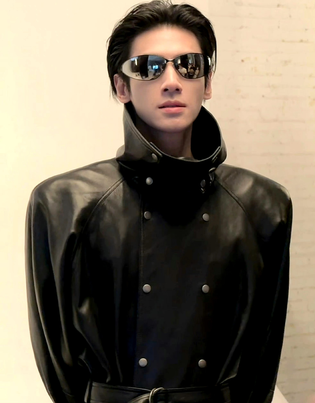 罗云熙黑色皮衣墨镜背头造型