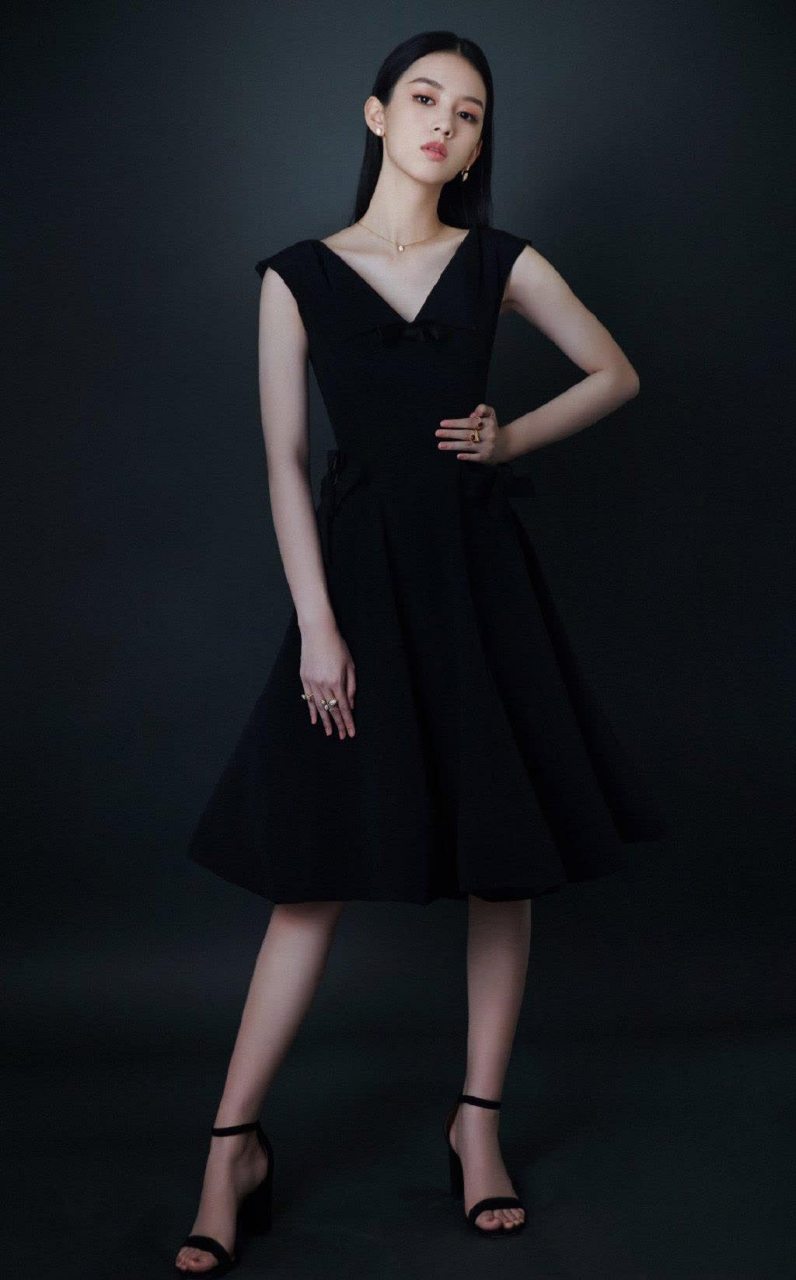 周也的一字带高跟凉鞋,如同天使的翅膀,轻盈而优雅,每一步都带来梦幻