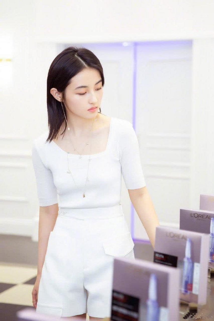 张子枫这一组图感觉好女人啊