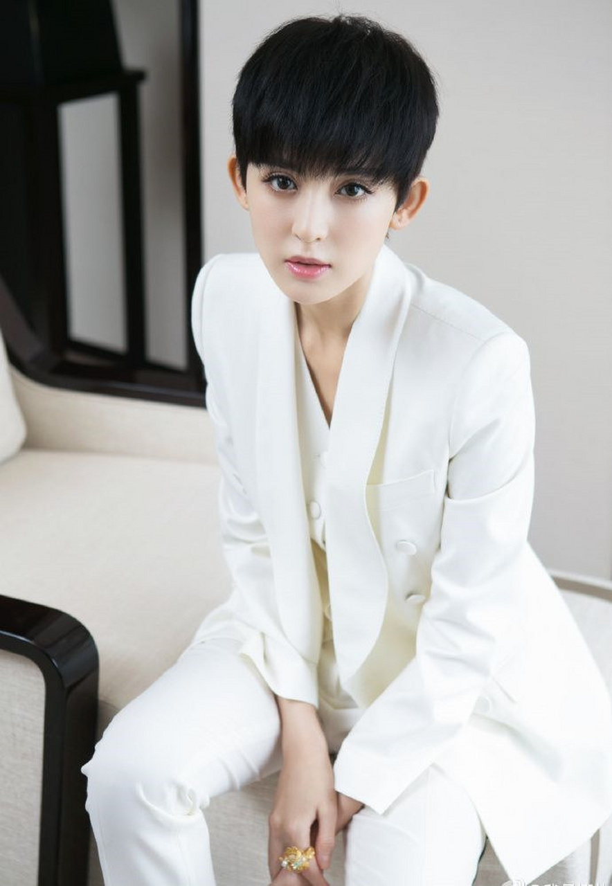 古力娜扎短发写真蛮帅气的