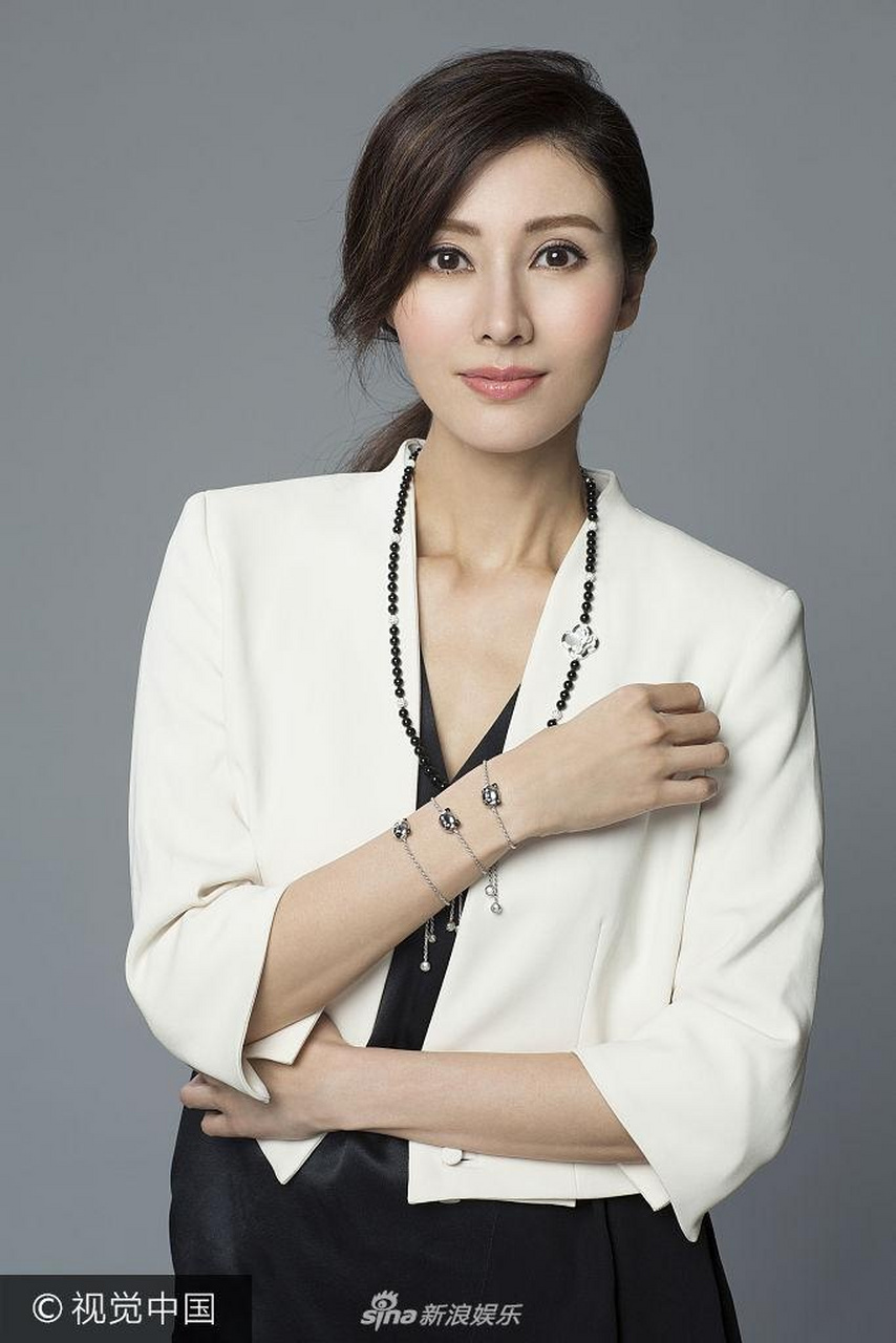 47岁李嘉欣拍钻石珠宝写真干练浅v妩媚露肩十分贵气