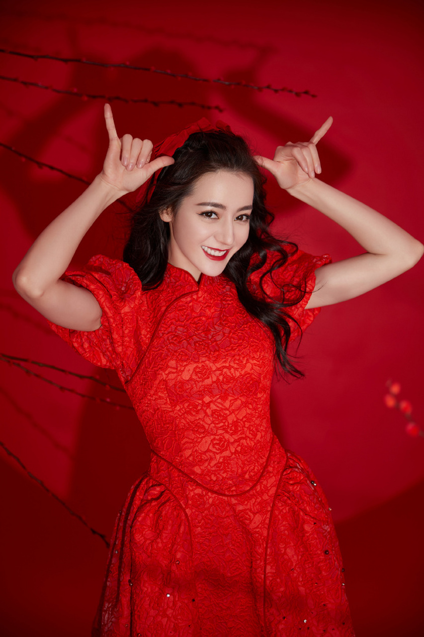 迪丽热巴以仙女造型登