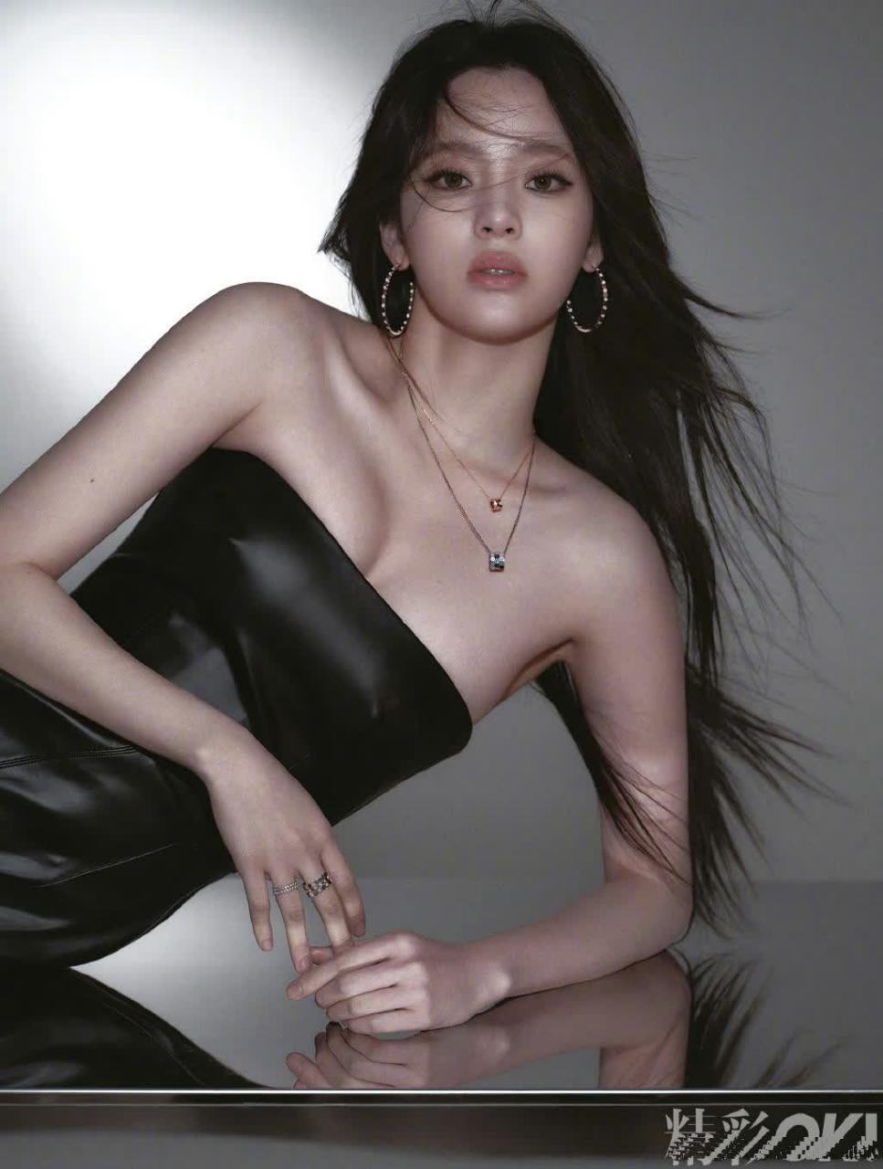 3215 欧阳娜娜的美丽如同天使,她的每一个动作都充满了温柔与美丽.