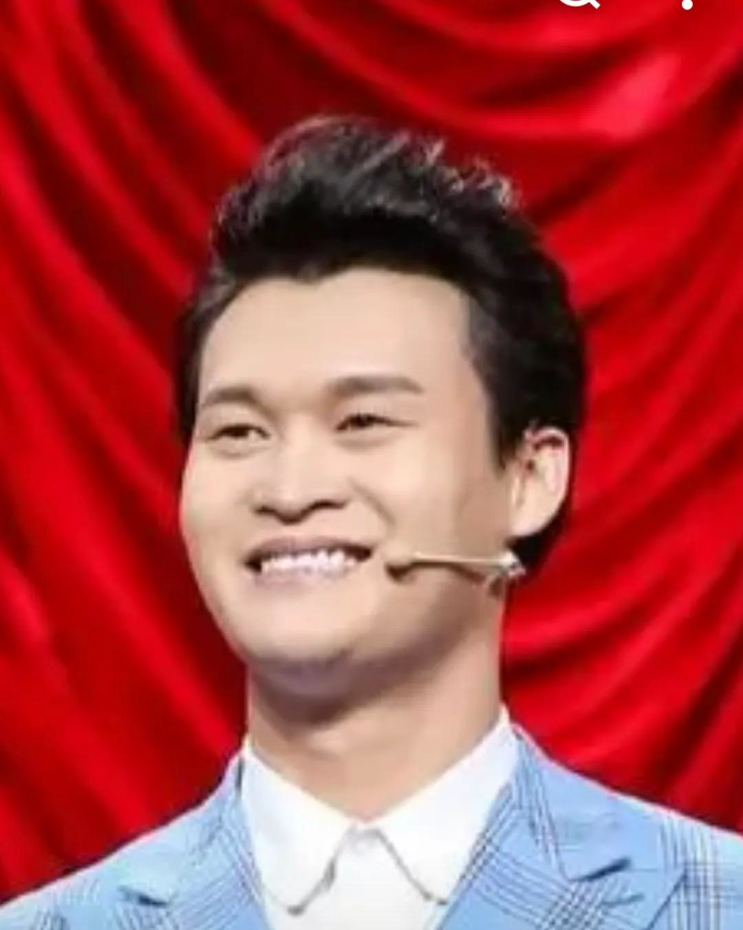 2007 年,他因崇拜小沈阳而改艺名为小沈龙,并开始模仿生涯.