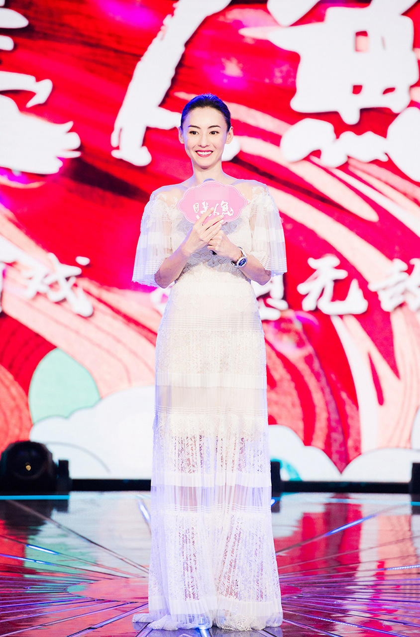 一组张柏芝在录制综艺节目《星星美人鱼》现场图片