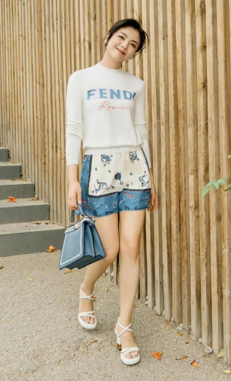 刘涛:白色厚底交叉绑带高跟凉鞋