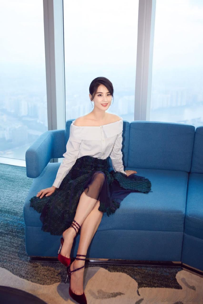 火箭少女李紫婷的高跟鞋,如同月光下的莲花,散发着清新与优雅.