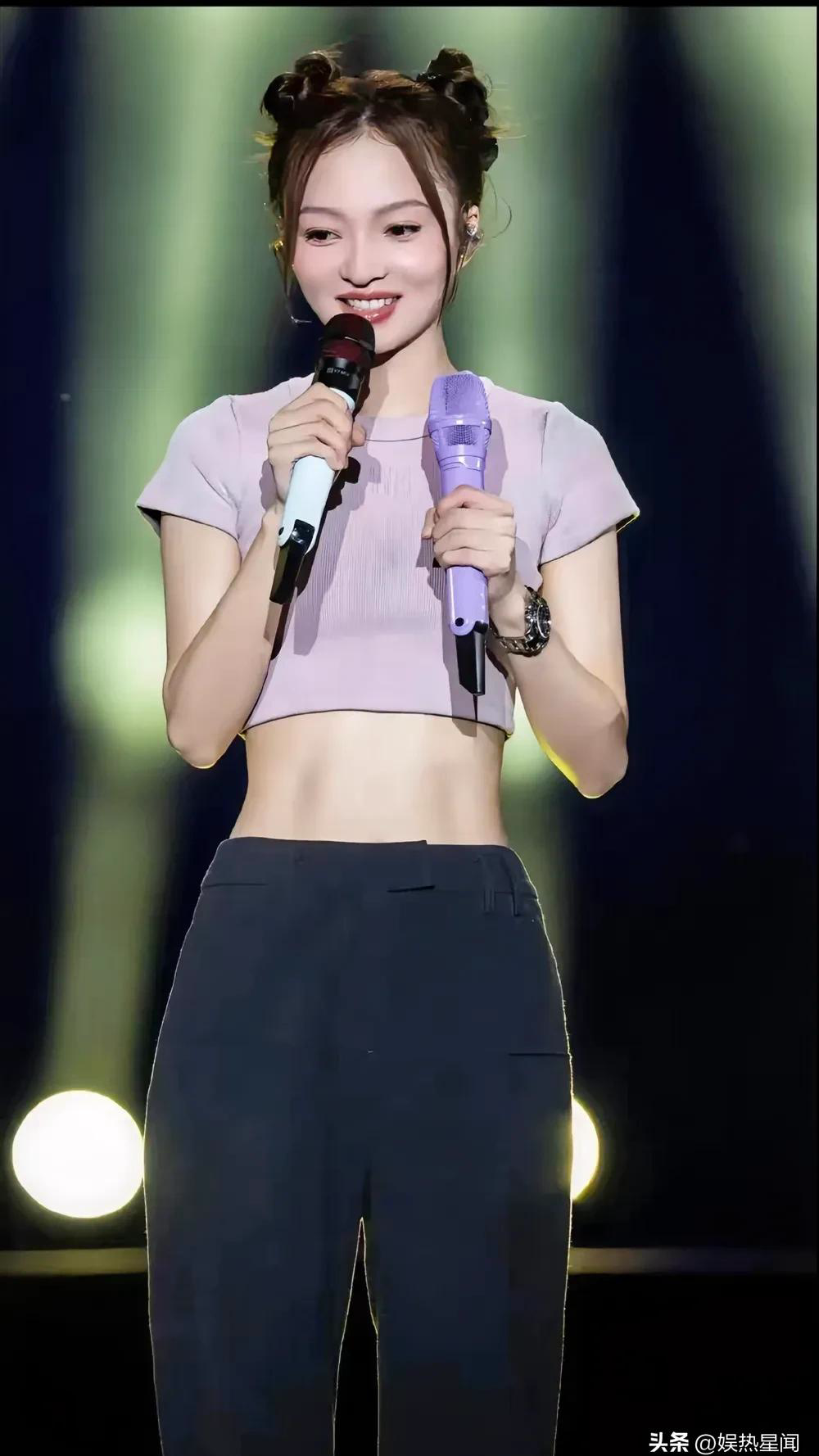 张韶涵的马甲线真的太美了,她的演唱会造型是最唯美漂亮的!