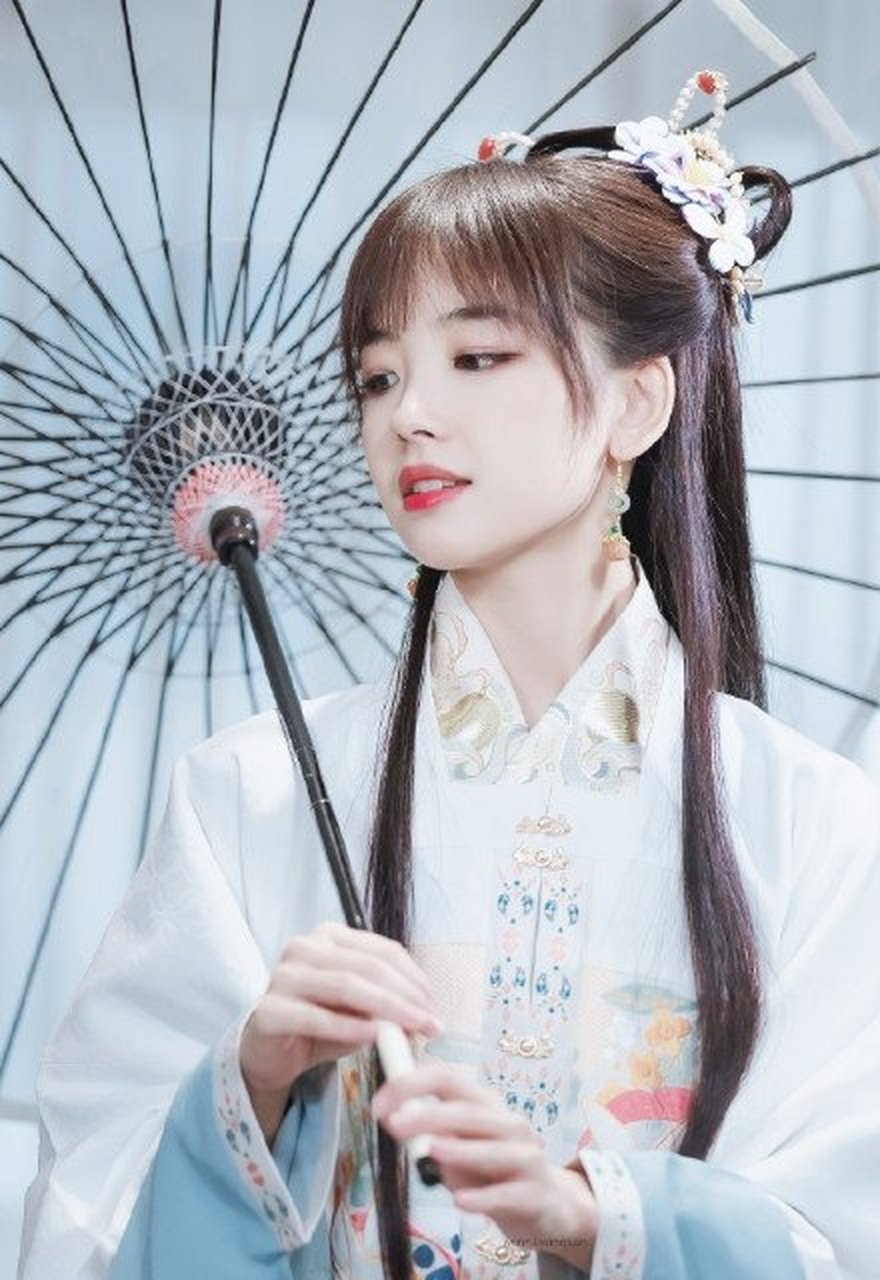 央视主持王冰冰身着汉服甜美可人长发飘飘尽显温柔