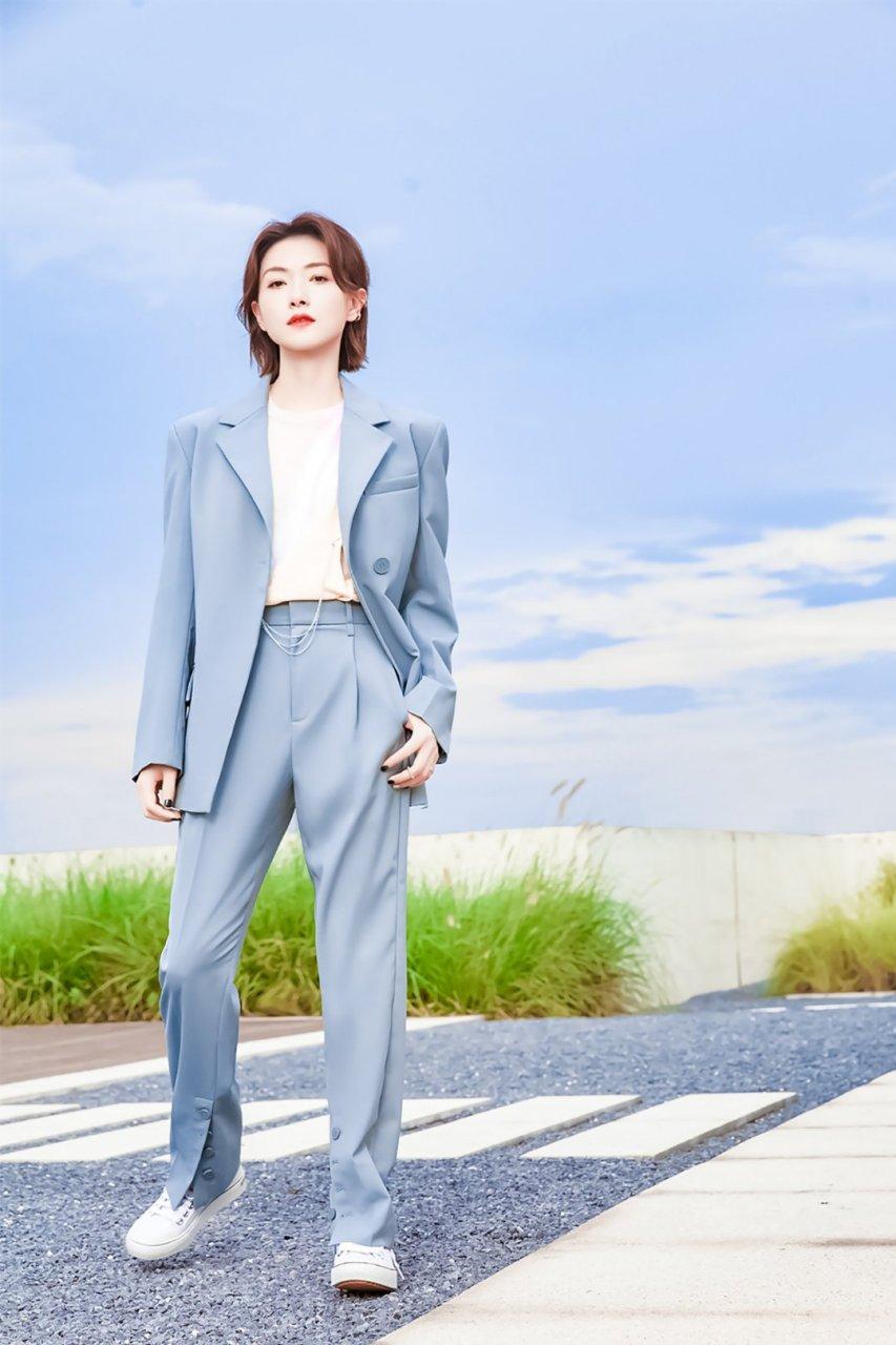 万茜蓝色优雅西装,尽显知性魅力,闲适自然