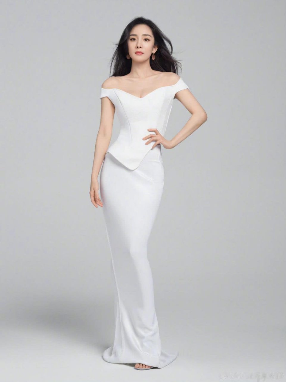 杨幂:银色一字带高跟凉鞋