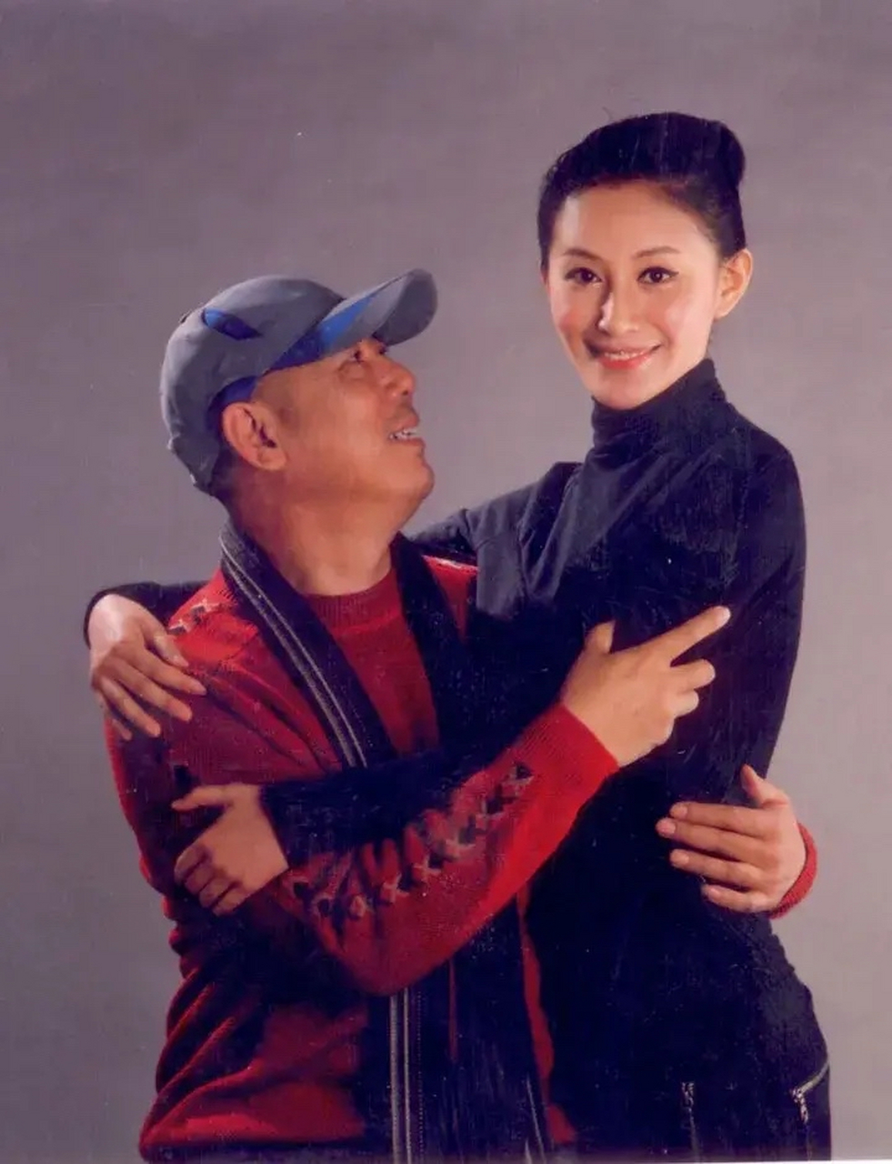 这是演员李成儒和他的妻子.