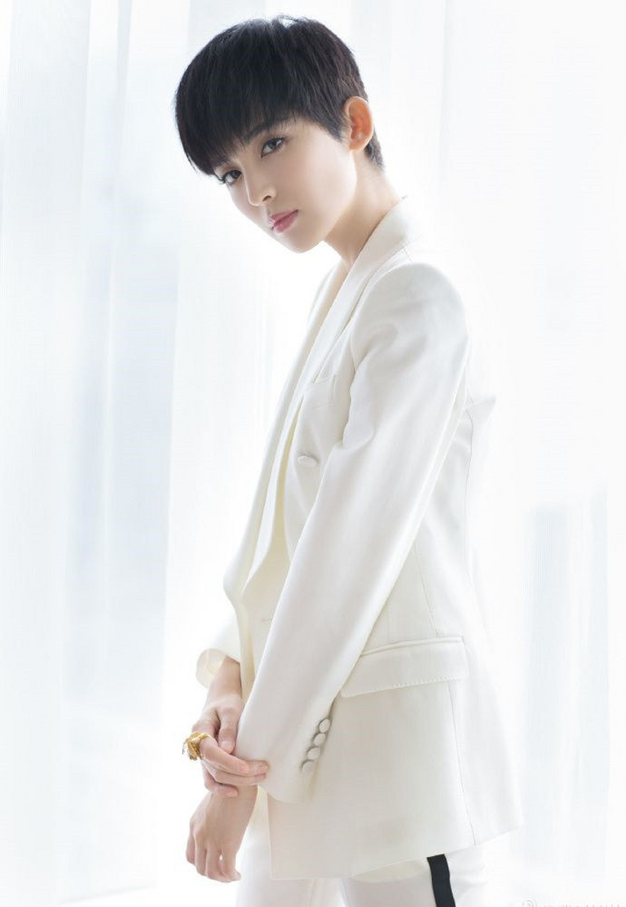 古力娜扎短发写真蛮帅气的