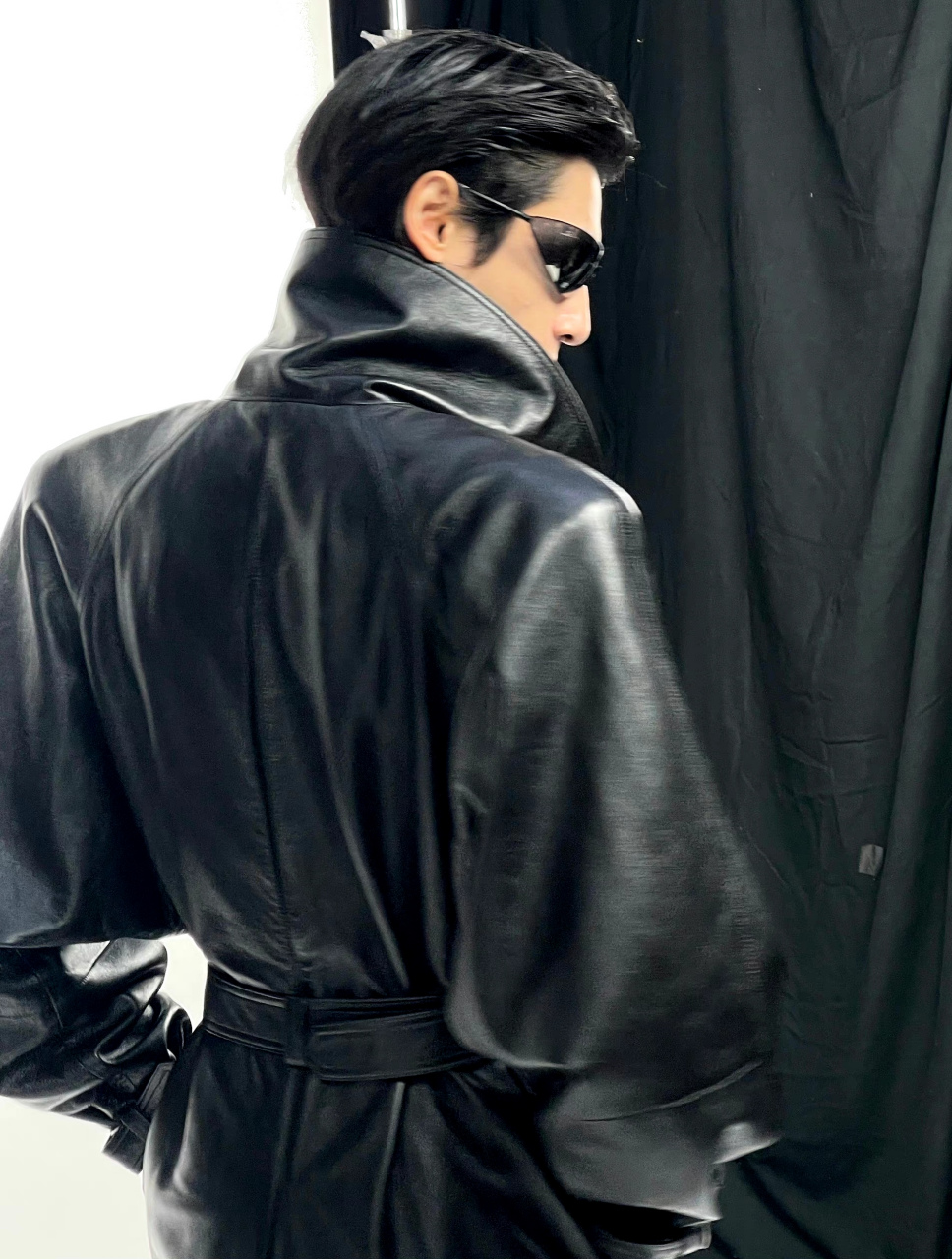 罗云熙黑色皮衣墨镜背头造型