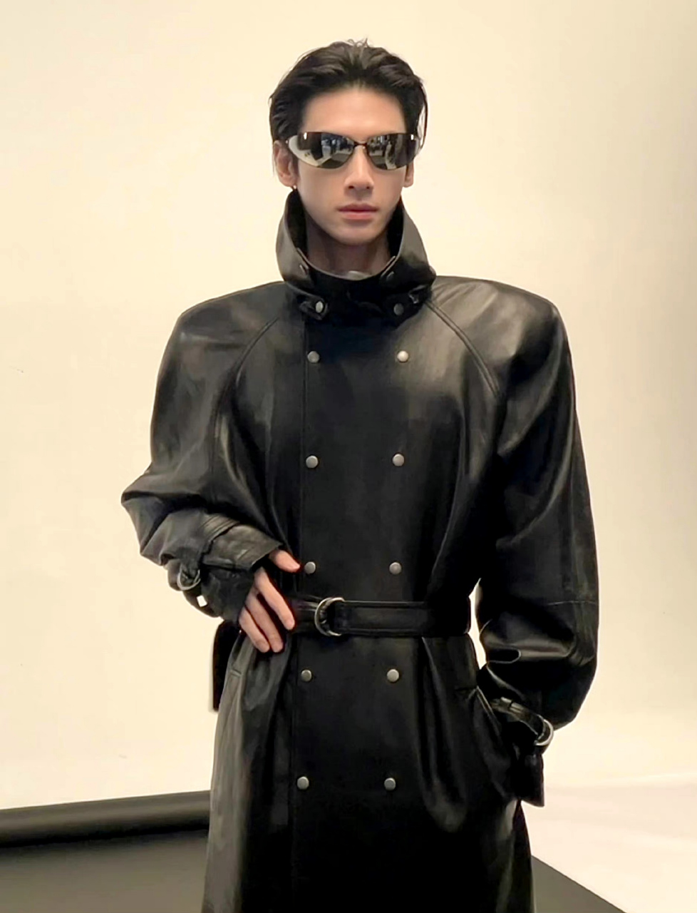 罗云熙黑色皮衣墨镜背头造型