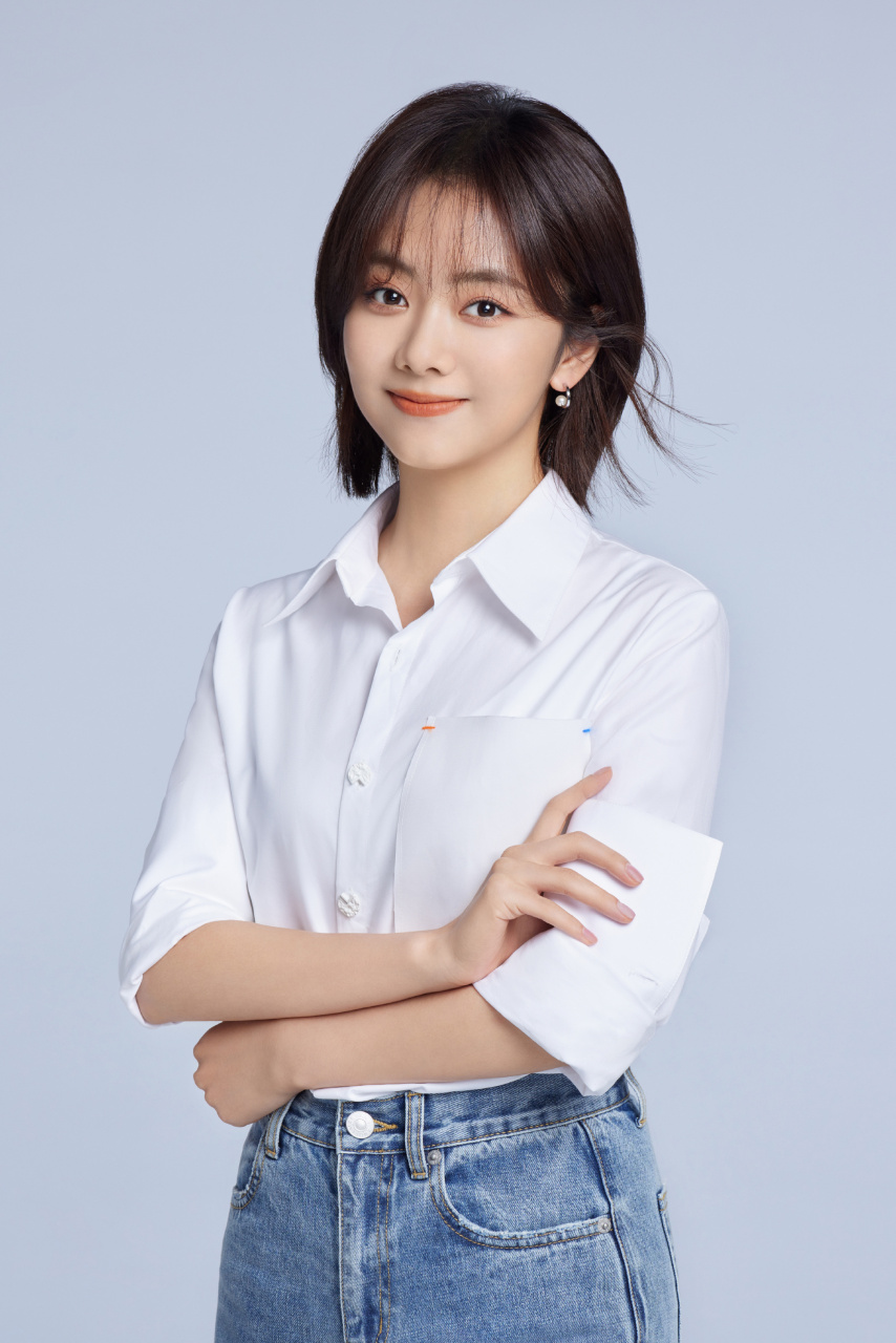 任嘉伦与谭松韵穿白色寸衫造型,气质又干练