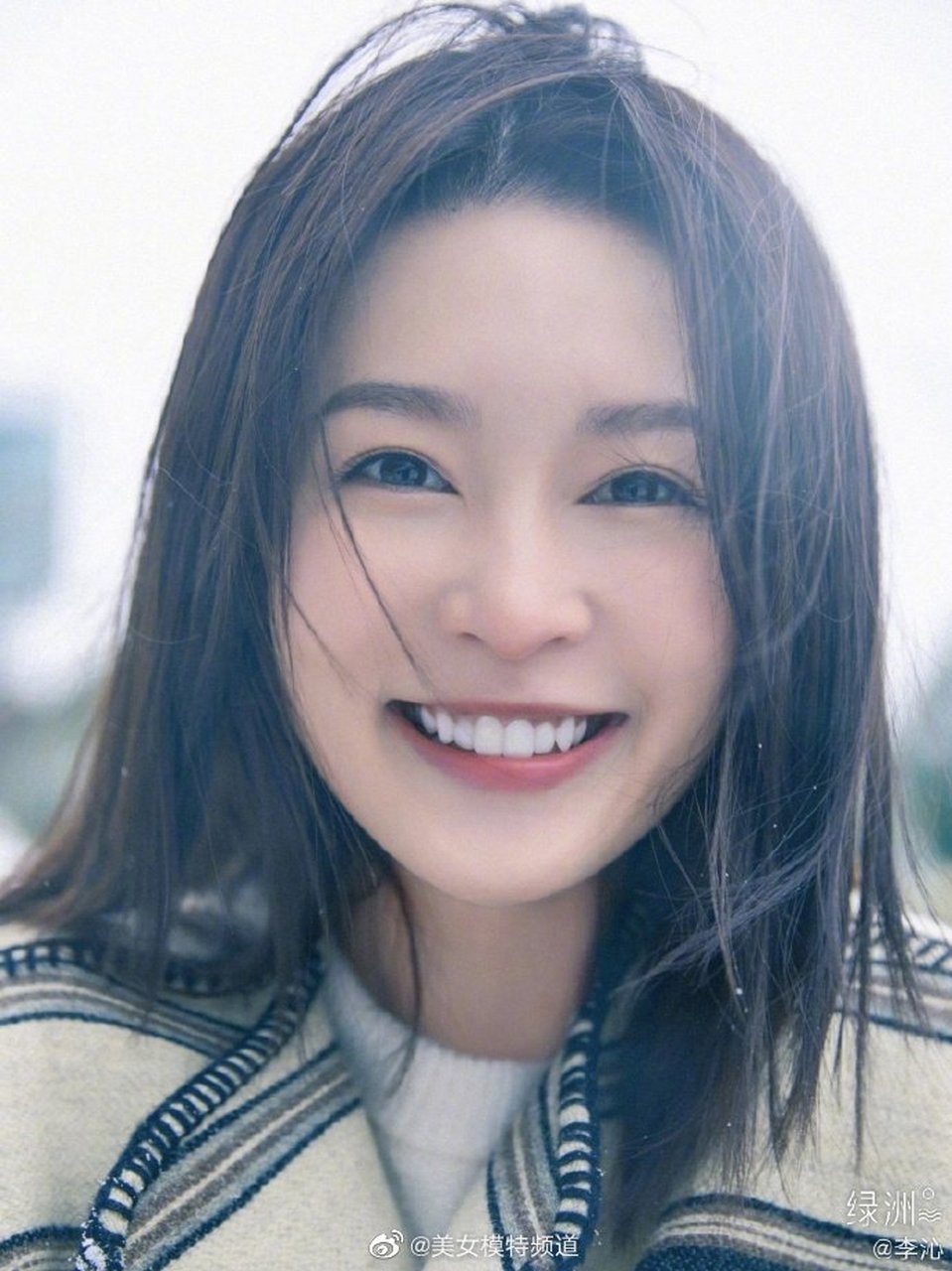 李沁对镜吹雪笑容甜美白毛衣搭配牛仔裤似精灵(3)