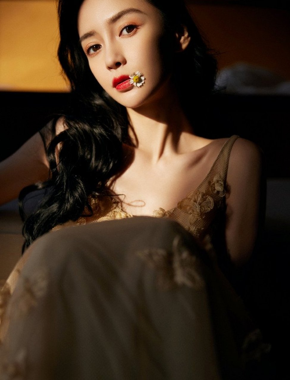 angelababy唯美写真仙气飘飘穿露肩裙锁骨线条吸睛