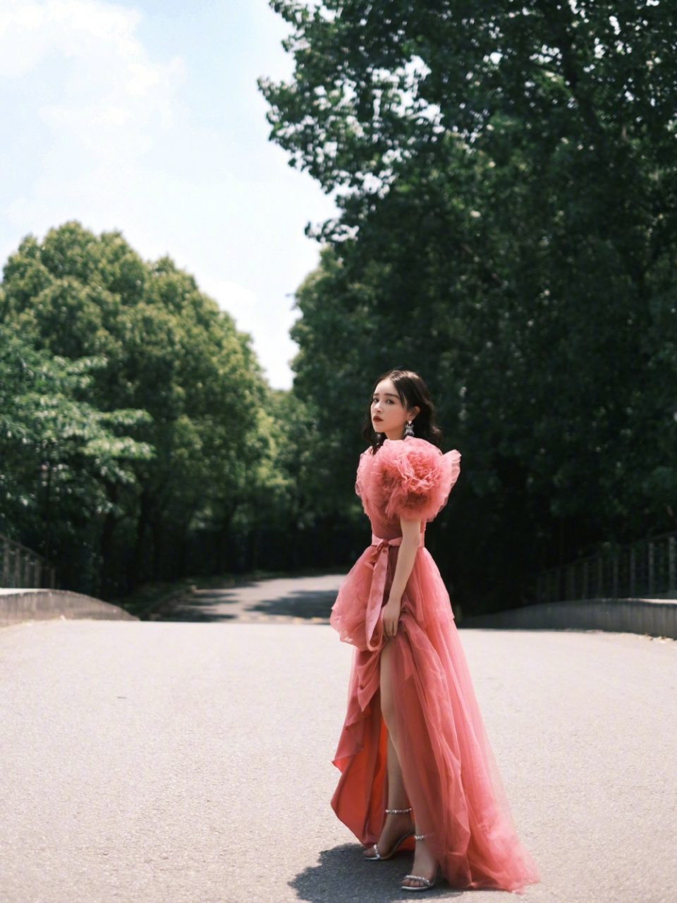 阚清子高调营业,穿礼服裙秀事业线也不怕!