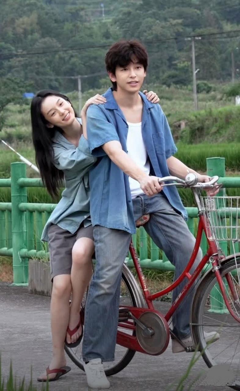 周也和彭昱畅看起来好舒服