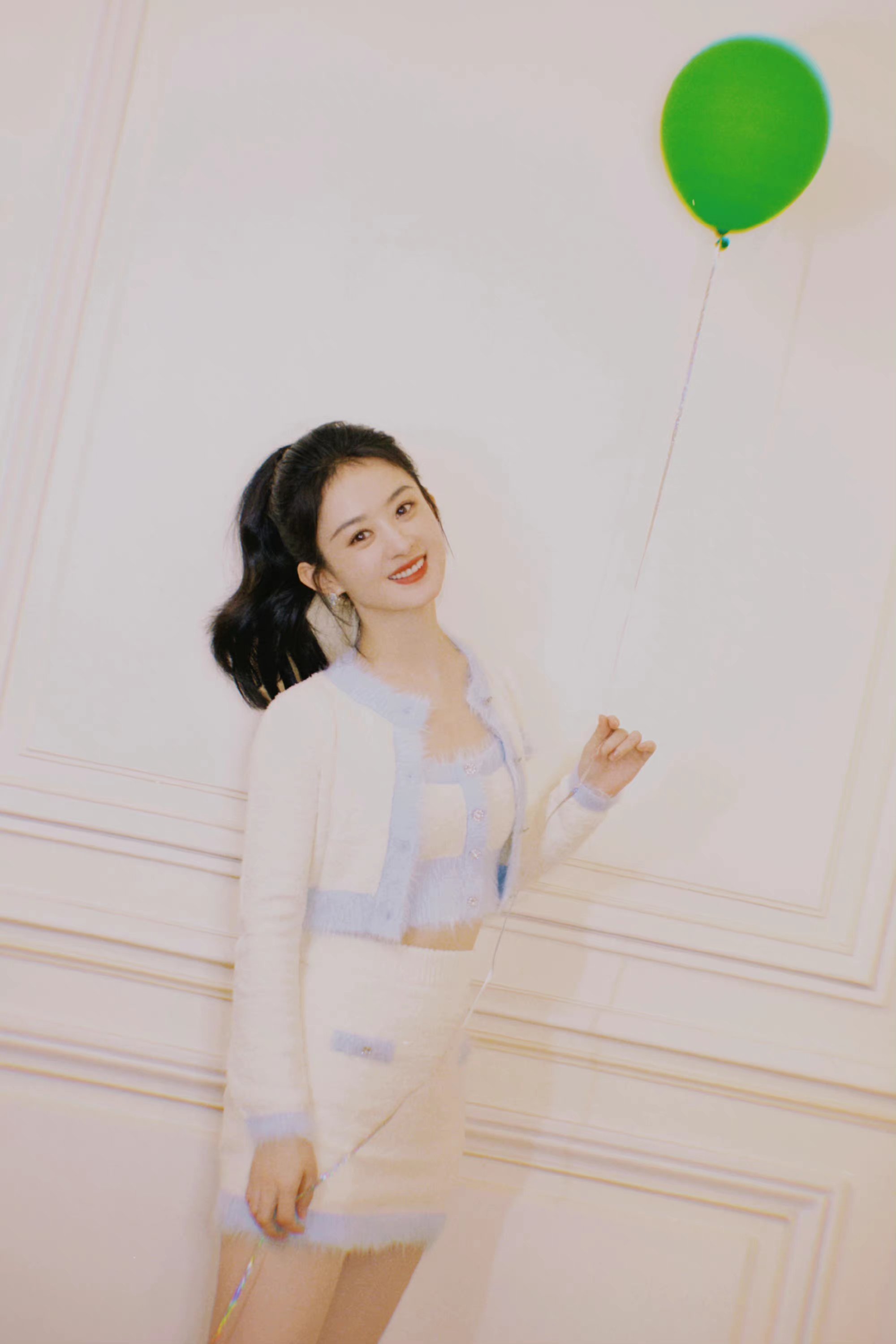 赵丽颖的穿搭更为清新