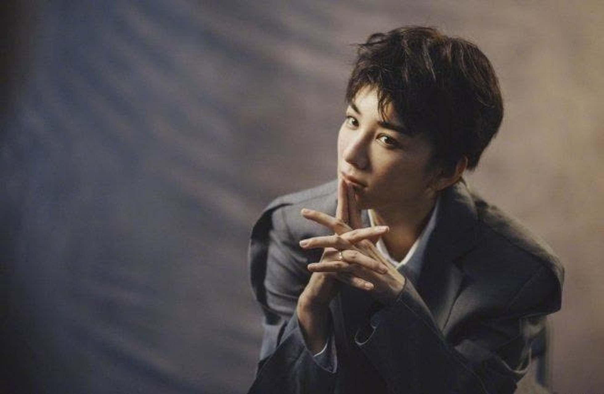 黄奕短发灰色西装造型绝对眼前一亮!